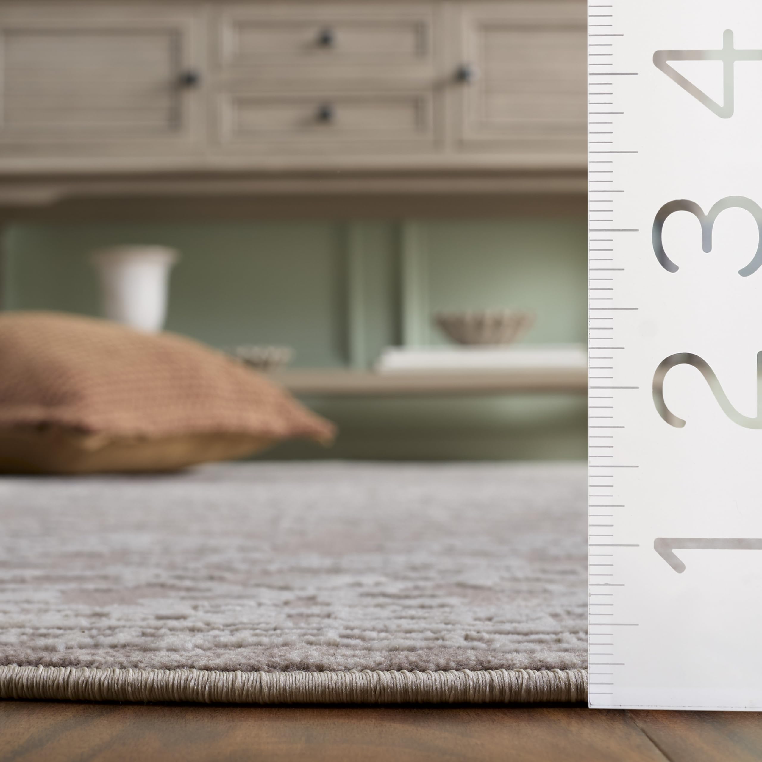 SAFAVIEH Area Rug 8x10 - Reflection Collection - Large - Beige & Cream, Non-Shedding & Easy Cleaning, Ideal for Living Room, Bedroom, Dining Space (RFT664A)