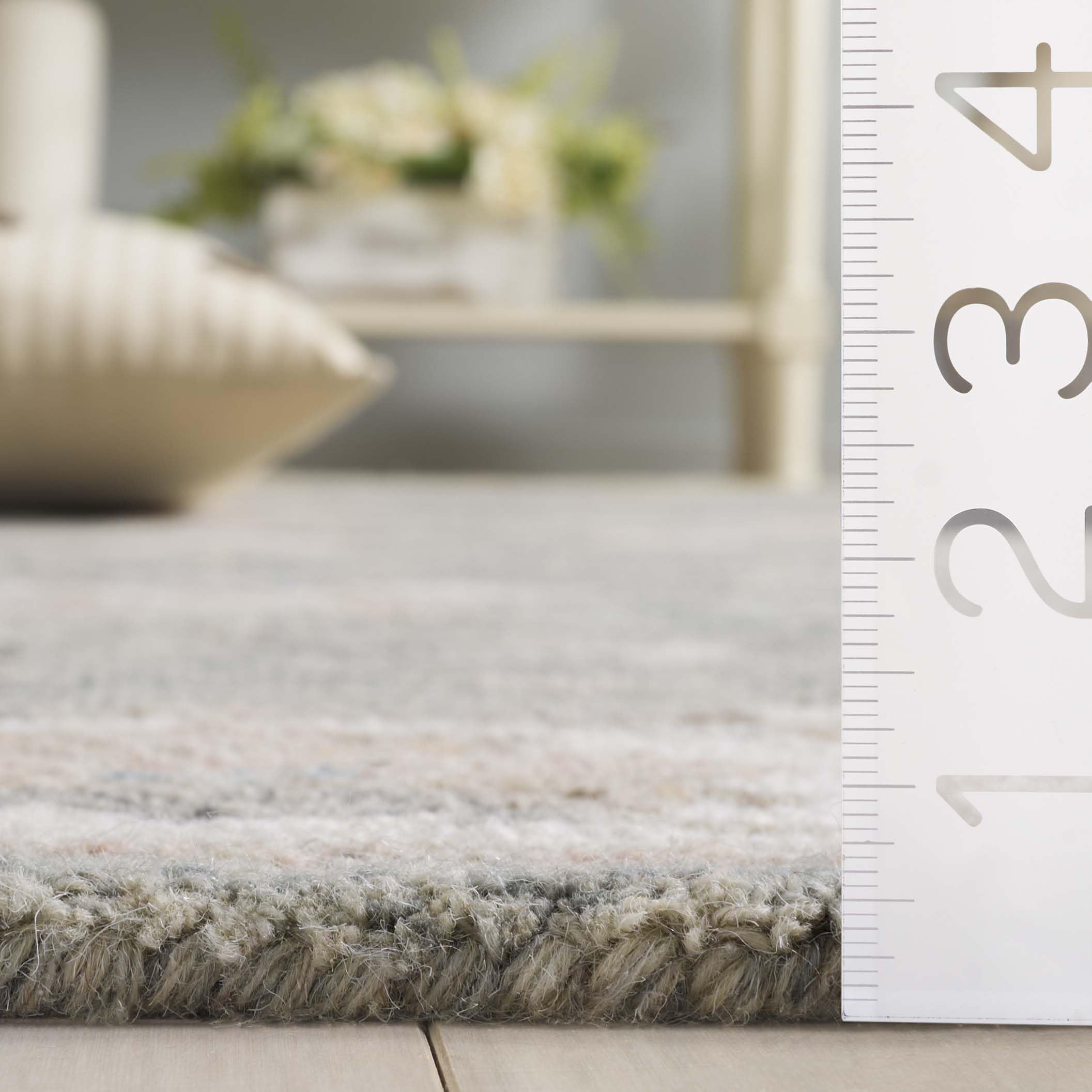 SAFAVIEH Area Rug 8x10 - Heritage Collection - Large - Grey & Ivory, Handmade Wool, Ideal for Living Room, Bedroom, Dining Space (HG125F)