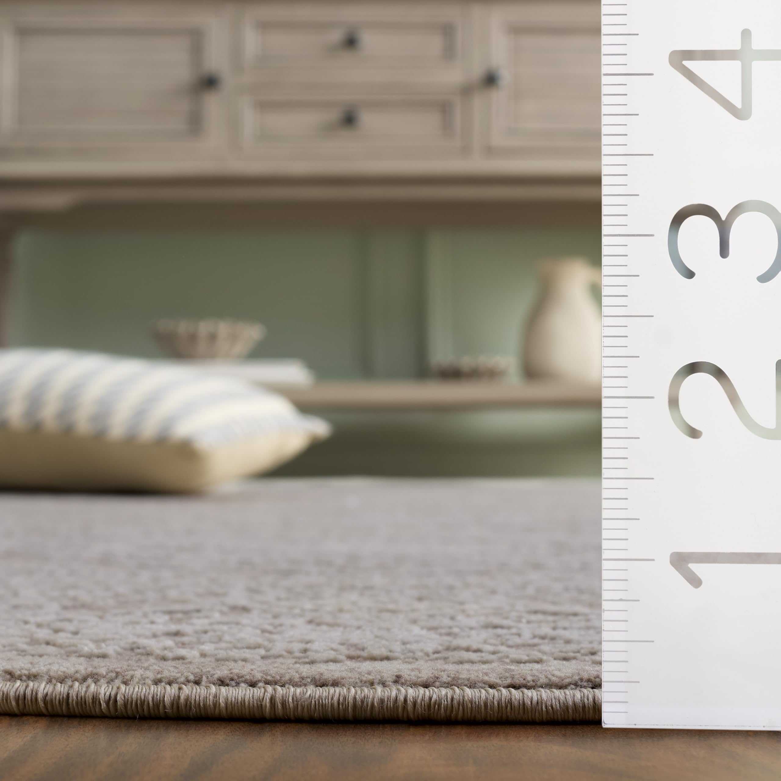 SAFAVIEH Area Rug 8x10 - Reflection Collection - Large - Beige & Cream, Non-Shedding & Easy Cleaning, Ideal for Living Room, Bedroom, Dining Space (RFT668A)