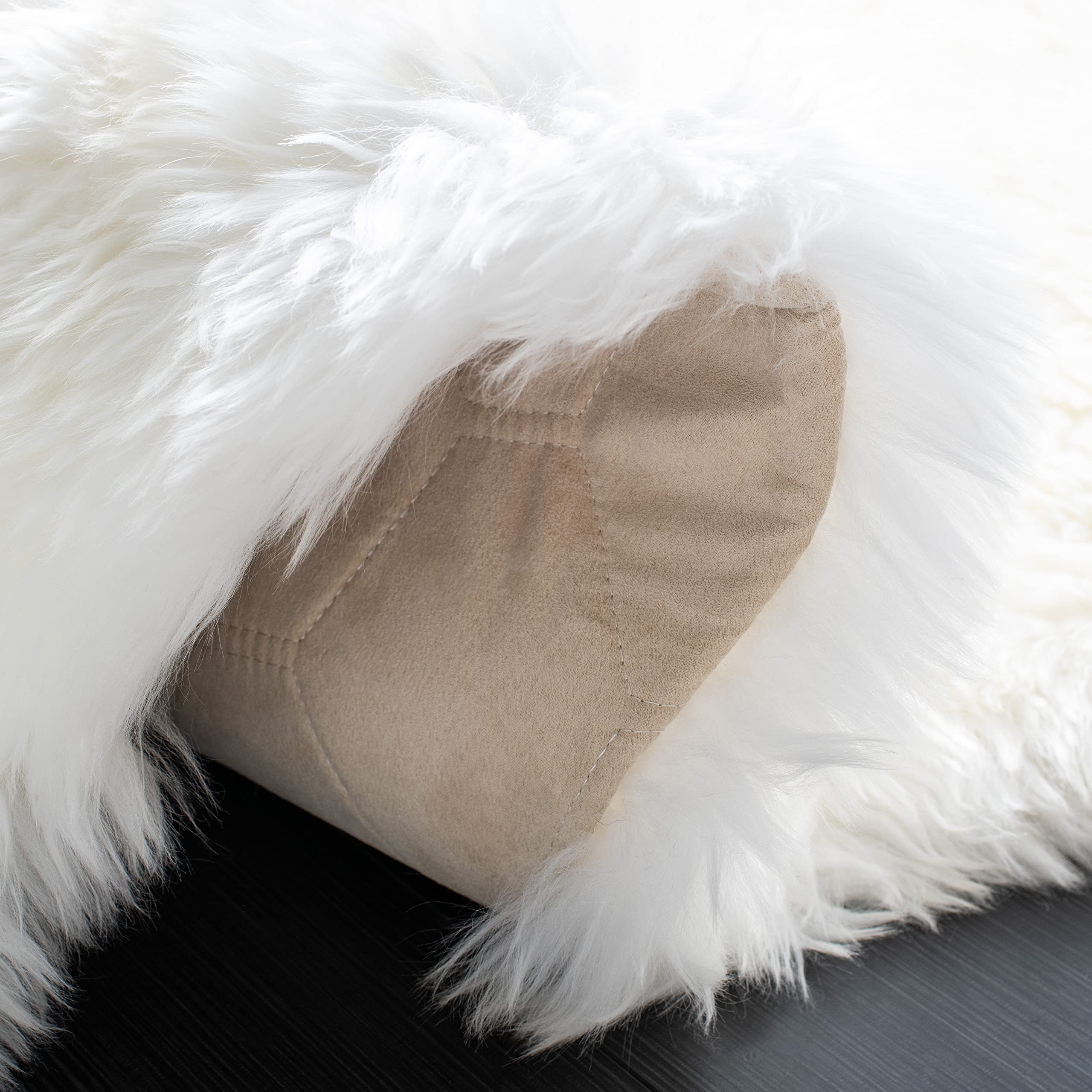 SAFAVIEH Sheep Skin Collection Area Rug - 5' x 8', Natural & White, Handmade Rustic Glam Genuine Pelt, 3.4-inch Thick Ideal for High Traffic Areas in Living Room, Bedroom (SHS211A)