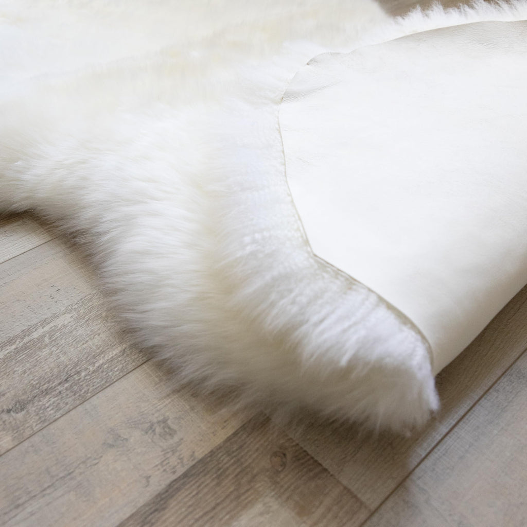 AGFNGE Sheepskin Rug, Fluffy Shaggy Area Rug, Super Soft 48‘’ x 72‘’ Sheepskin Rug, Decorative Rugs for Bedroom, Children's Room, Living Room (Pearly White, 48”×72”)