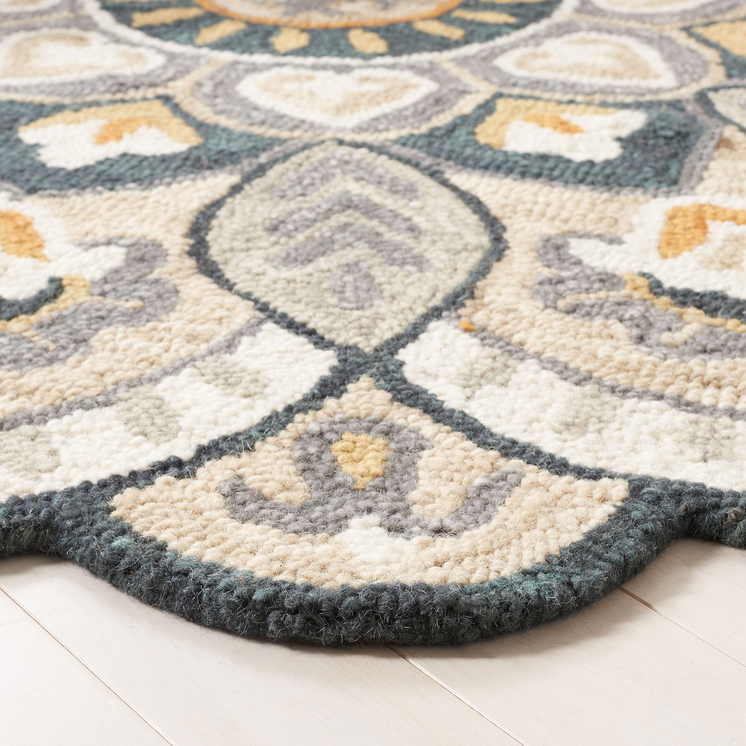 SAFAVIEH Novelty Collection Area Rug - 8' Round, Beige & Navy, Handmade Boho Floral Rustic Country Wool, Ideal for The Living Room, Dining Room, Bedroom (NOV604B-8R)